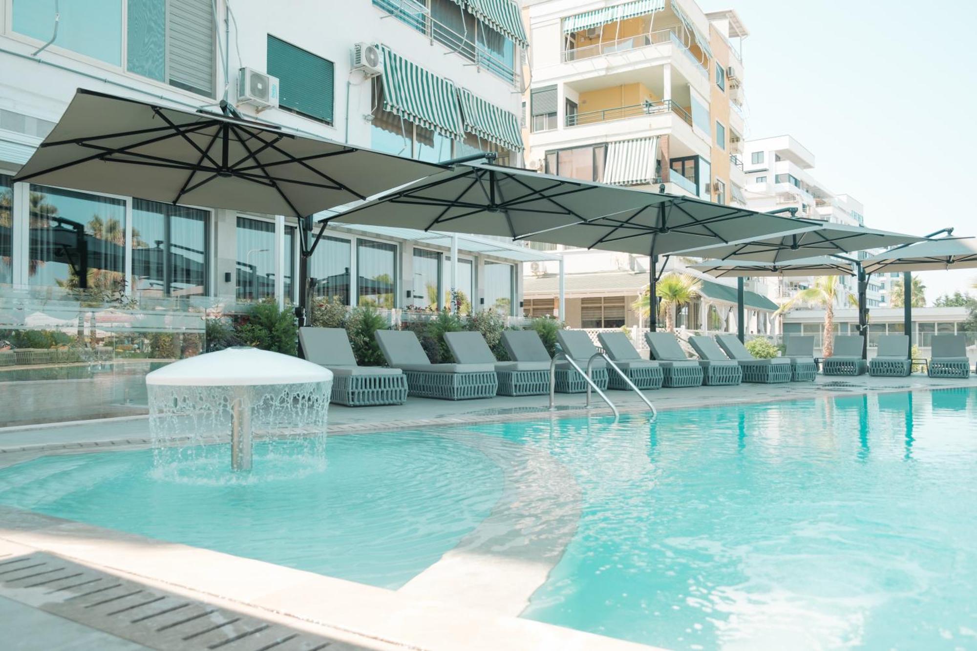 Comfort Suites Голем Екстериор снимка